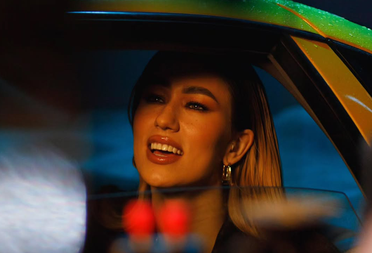 Новий-кліп-УЛЯНА-ШУБА-зйомка-з-автомобілем-в-фотостудії-Київ-біла-циклорама-великий-білий-екран-мокра-підлога