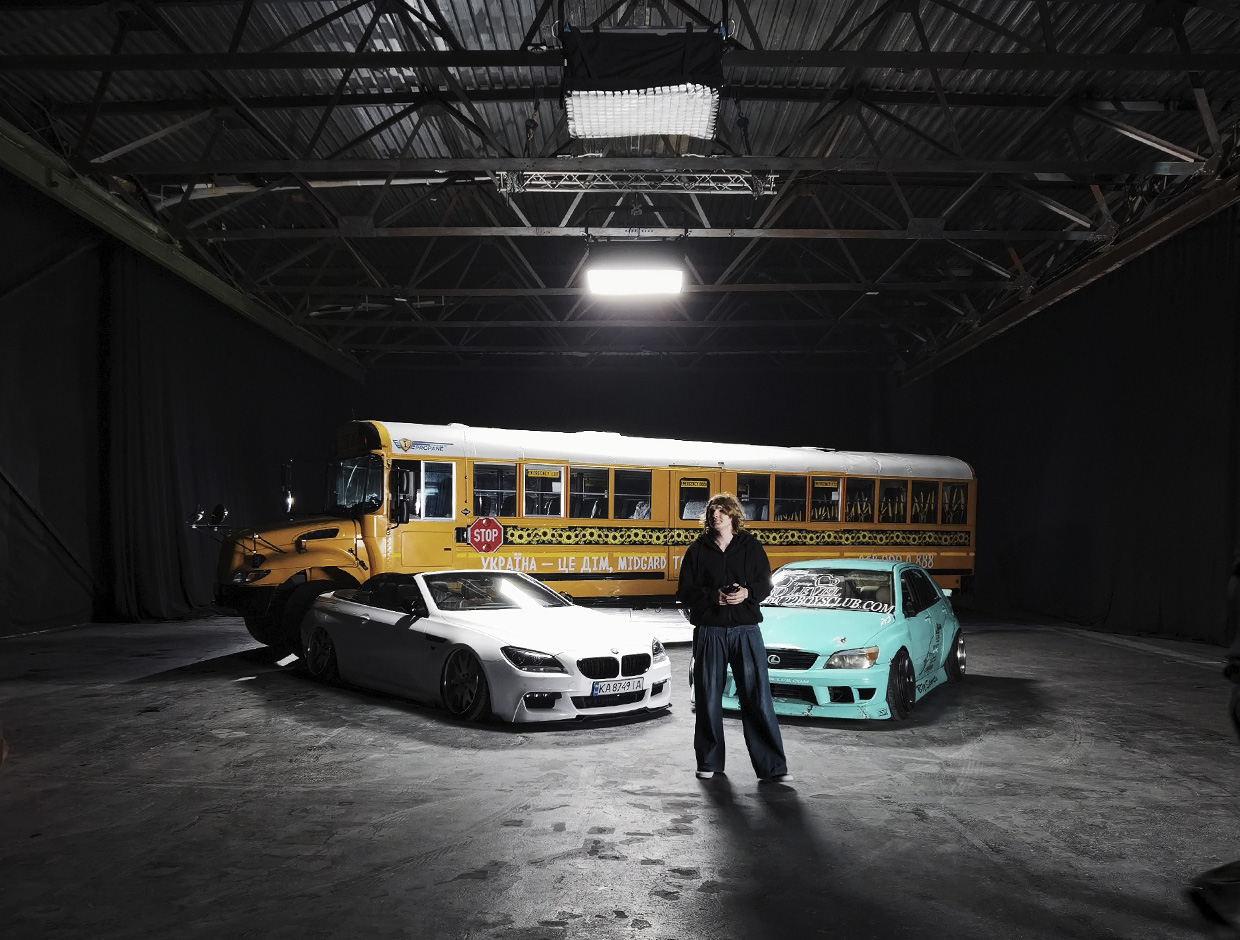 Як-знімали-кліп-Даши-Майоровой-Без-тебе-локація-для-масштабних-зйомок-кліп-з-автомобілями-в-чорній-студії-Київ-оренда-SkyPanel-S360-C