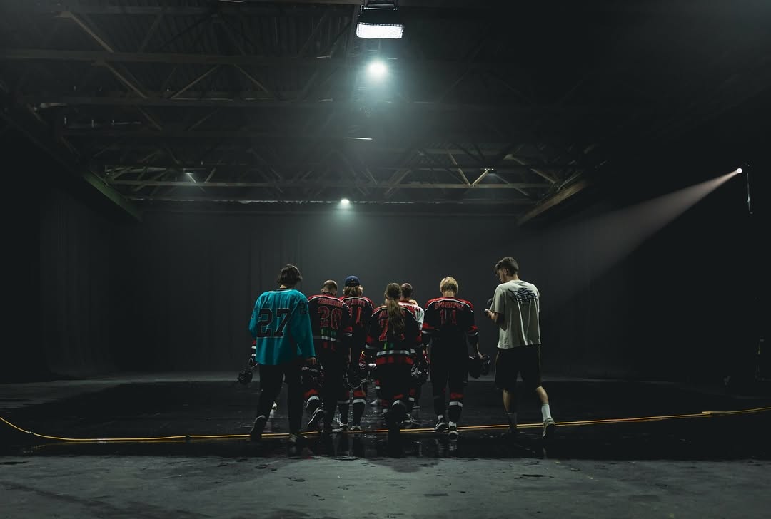 студія-для-зйомок-спортивних-кліпів-мокра-підлога-та-хокеісти-в-кадрі