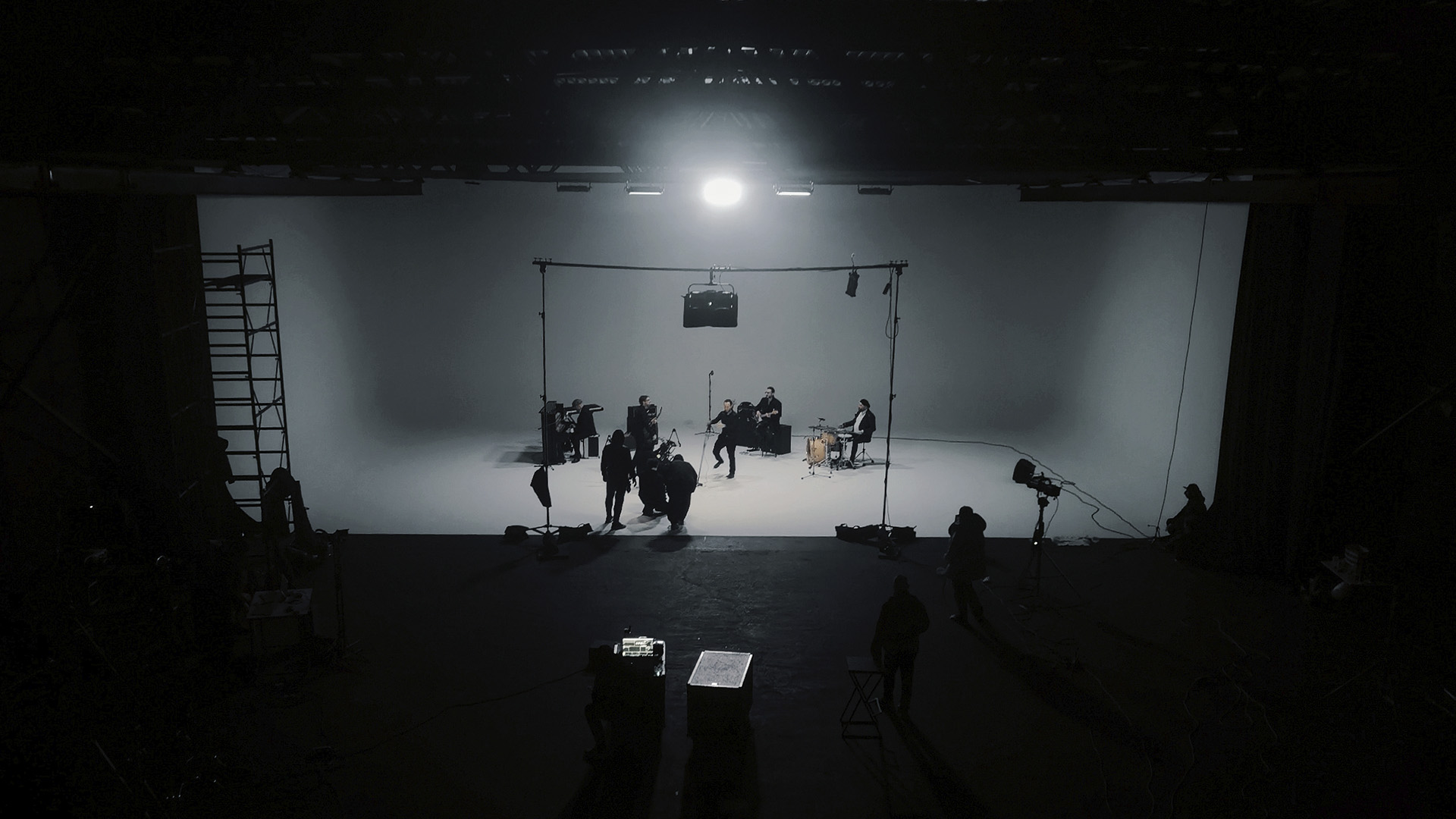 Михайло Крупін на великій білій циклорамі STAGE 3 Darkness під час зйомок кліпу «Перша Леді»