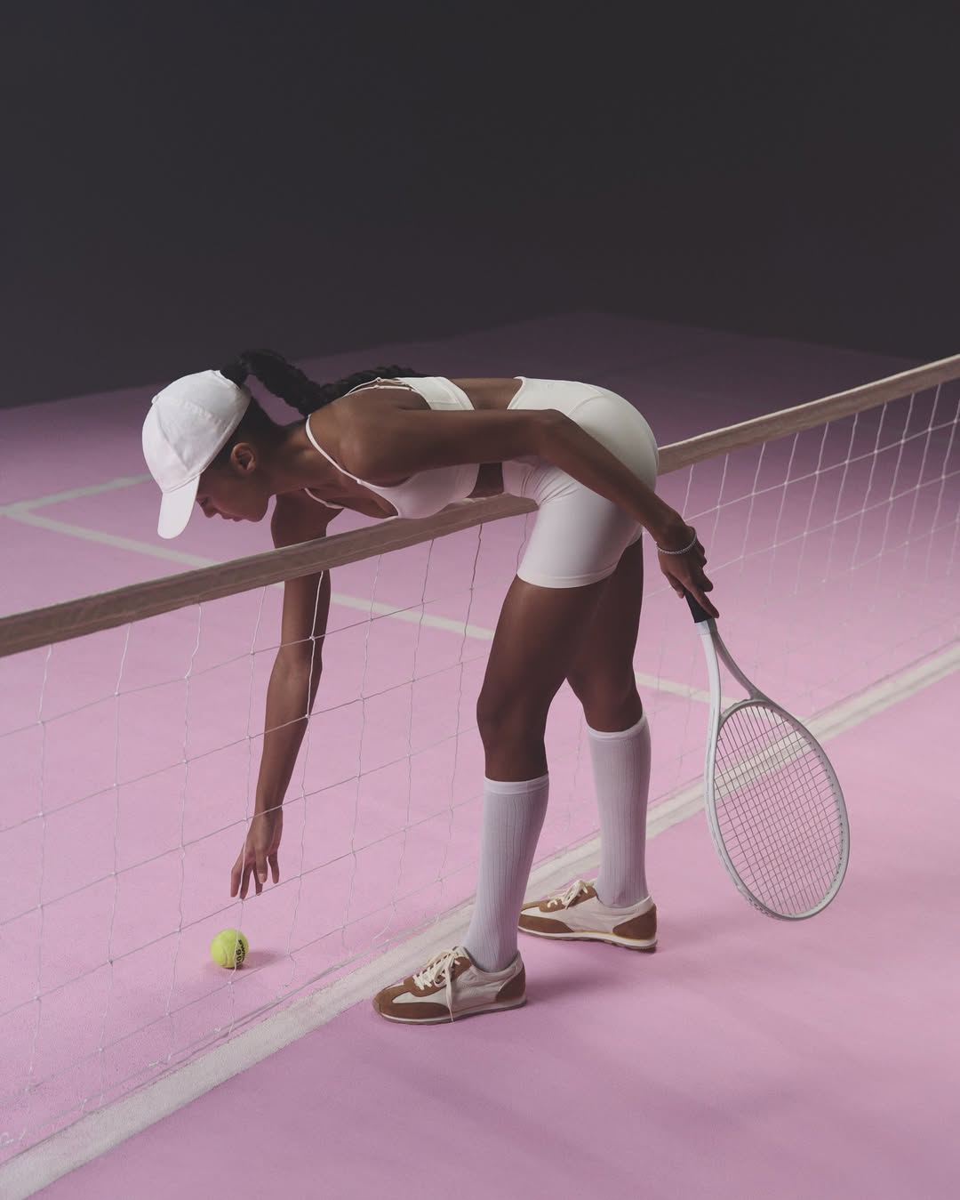 Масштабні декорації рожевого тенісного корту у павільйоні Stage 1 Black