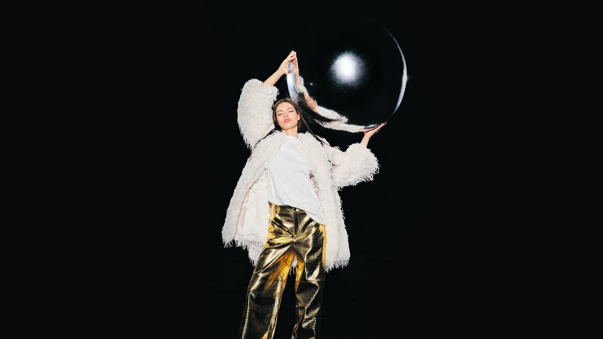 Cultnaked-Campaign-Metallic-Spheres-Stage-3-Darkness-SP-Studio-зйомка-на-білій-циклорамі-студія-з-великою-білою-циклорамою-Київ-оренда-студії-для-зйомок-бренду