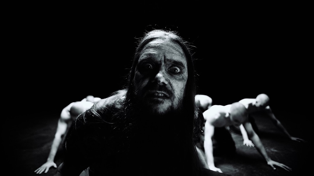 Зйомка-в-ЧБ-новий-кліп-для-HELL:ON-режисер-Тементій-Пронов-зйомка-на-чорній-циклорамі-оренда-локації-для-зйомок-Київ