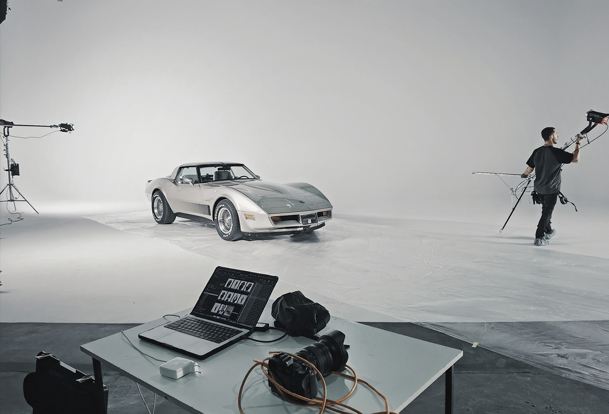 Оренда-білої-циклорами-для-фото-відео-зйомки-авто-в-Києві-студія-для-зйомки-автомобіля-бекстейдж-де-знімають-автомобілі