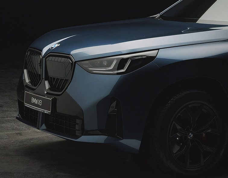 Студійна-зйомка-автомобіля-BMW-X3-в-Києві-фотограф-для-автомобільної-зйомки-оренда-чорної-циклорами-для-зйомки-авто