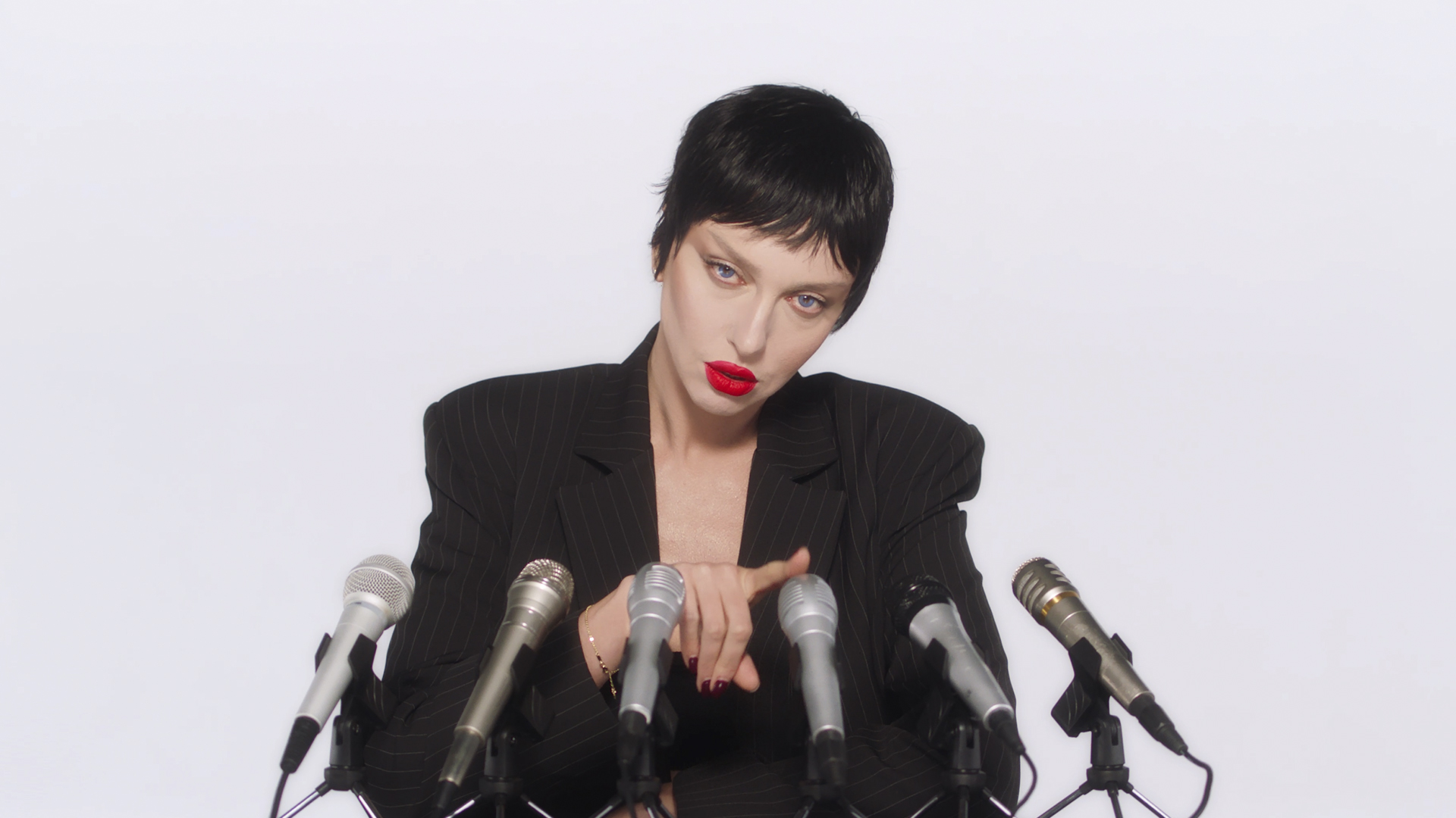 Оля Полякова в образі ведучої новин: б'юті-план артиста, робота з контрастними тінями та глибиною кадру