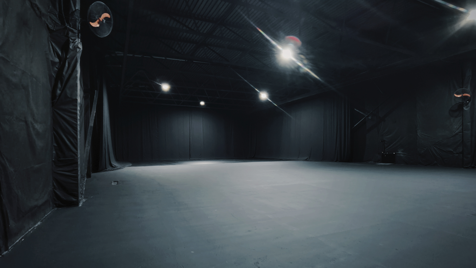 великий чорний павільйон для зйомок в Києві