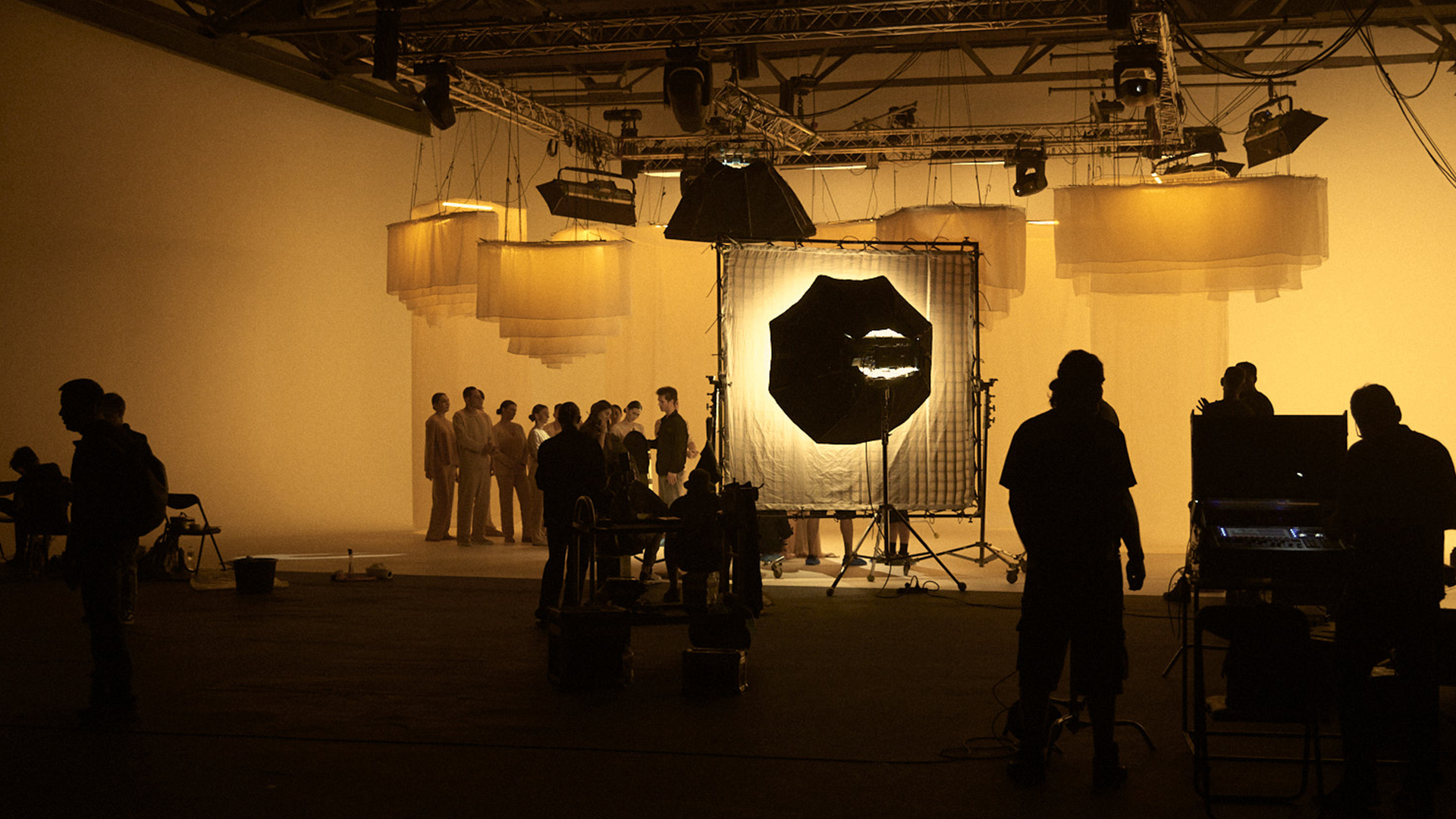 Гафери налаштовують світлову схему — SKY Panel S60 у режимі daylight, Filmotechnic dolly для плавного руху камери, backstage SP Studio