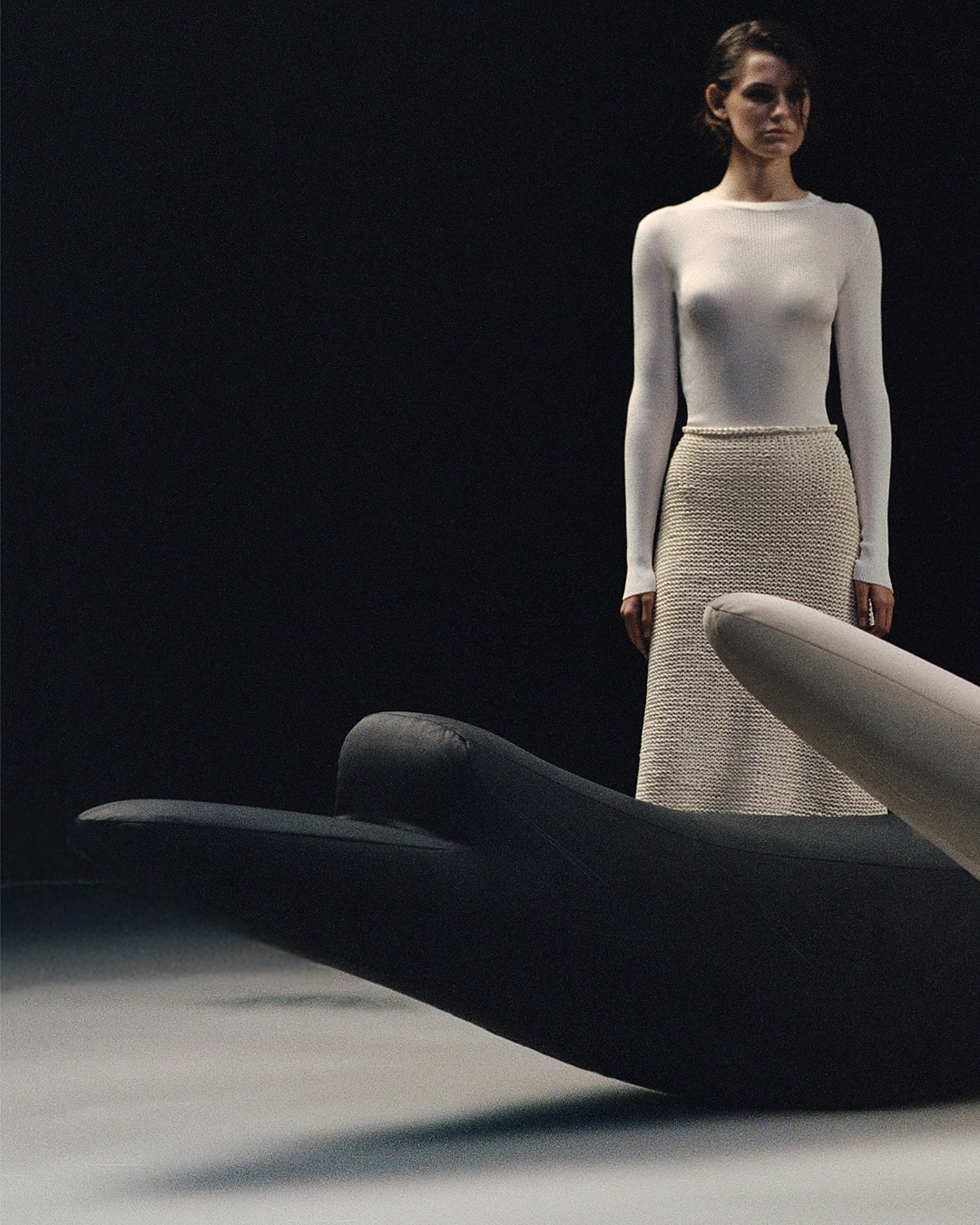 Важкий-дим-для-зйомок-предметна-зйомка-меблів-Студія-для-зйомок-з-мокрою-підлогою