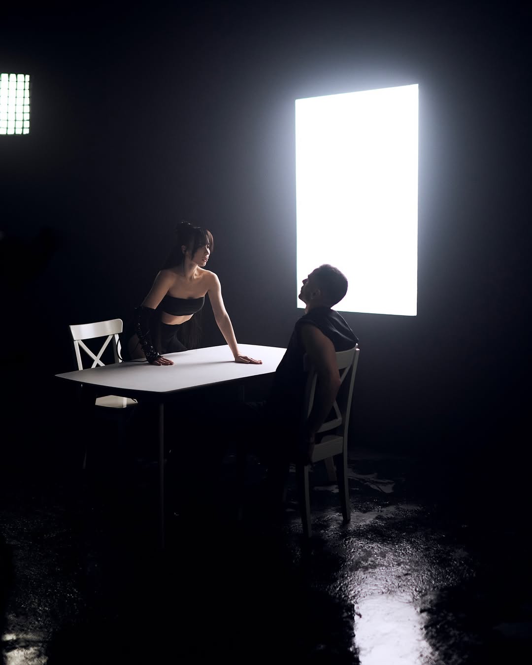 Локація для зйомок кліпів з високими стелями та чорним фоном