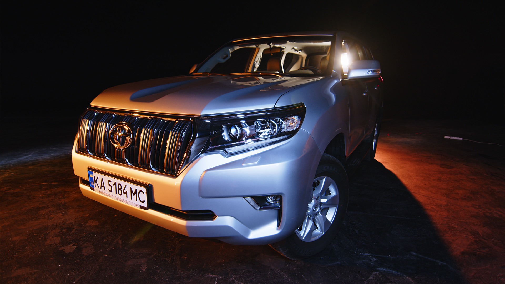 бекстейдж зйомки Toyota Land Cruiser | майданчик для автомобільних тест-драйвів та оглядів | зйомка авто в павільйоні з чорними стінами