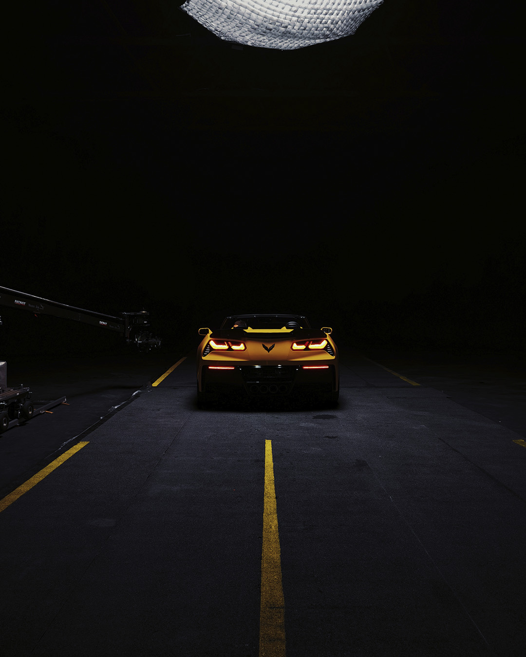 Chevrolet Corvette в студії на зйомках кліпу | ARRI SkyPanel S360 | студія для зйомок автомобілів | локація для зйомок авто SP Studio Вишневе | чорна циклорама для автомобільних зйомок Київ