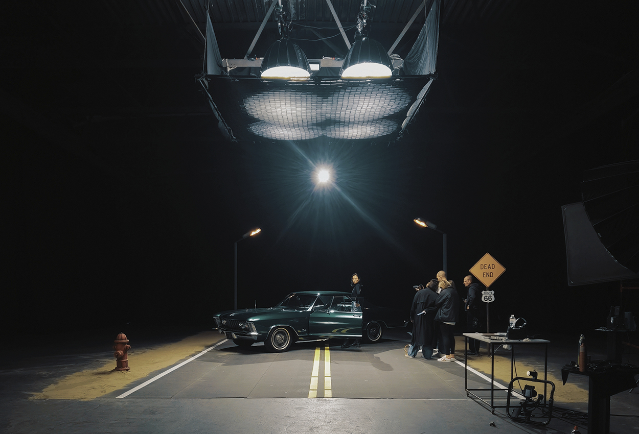 Локація для зйомок авто з ретро автомобілем на білій циклорамі та чорному фоні