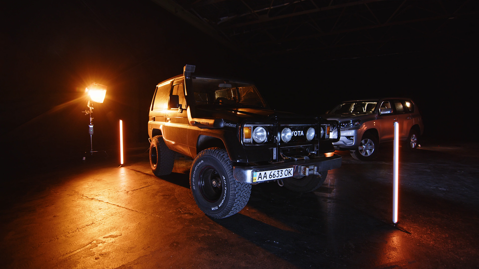 зйомка позашляховика в чорній студії | як знімати автомобіль у темряві | Транспортні Історії | чорний павільйон для зйомок