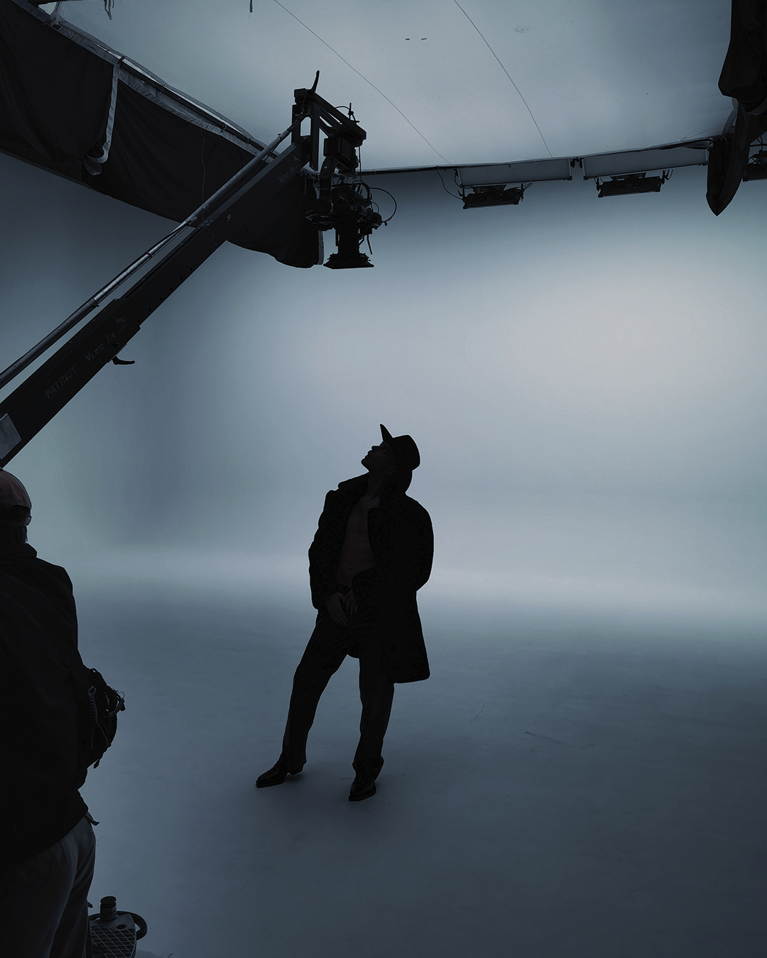 Макс-Барскіх-на-білій-циклорамі-зйомка-нового-кліпу-в-великій-студії-Знімальний-майданчик-оренда