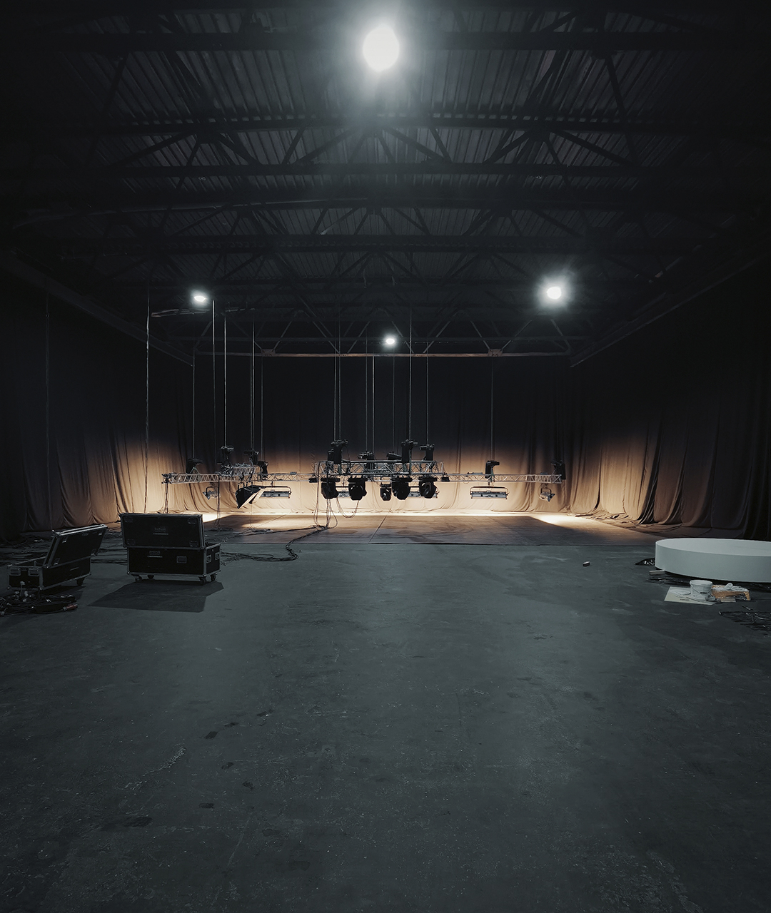 Оренда павільйону з високими стелями для роботи з краном Supertechno