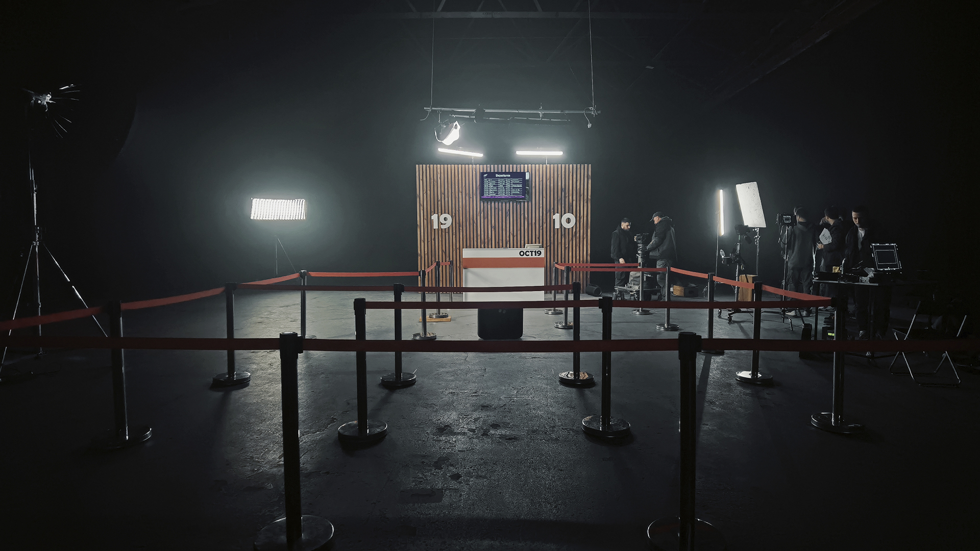 Декорації аеропорту в знімальному павільйоні: зйомка кліпу KOLA Salut Papa у SP Studio