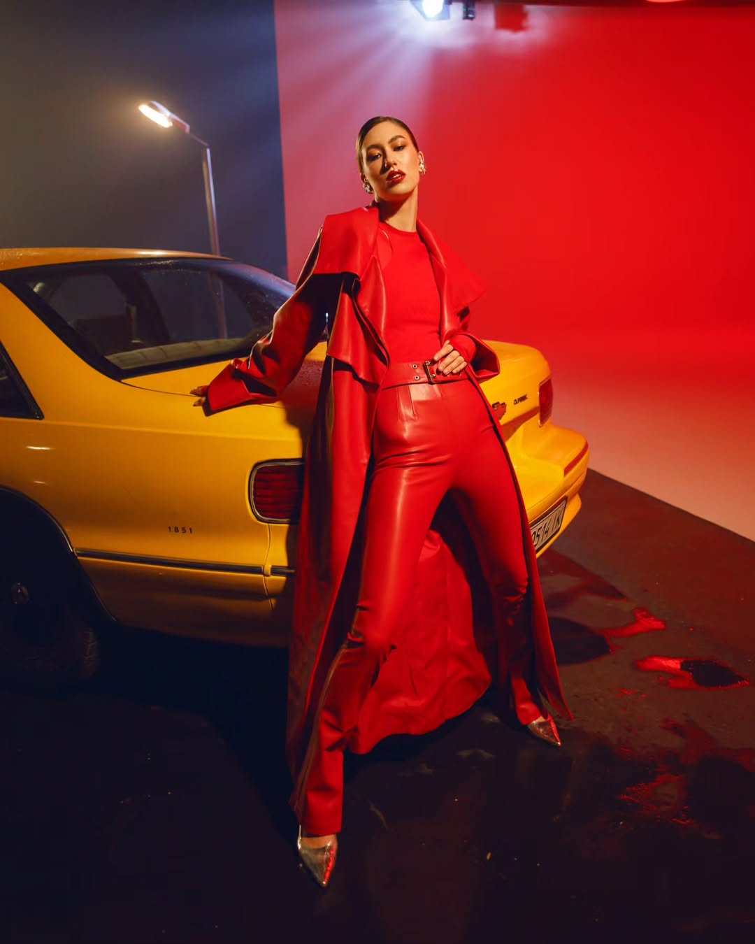 УЛЯНА-ШУБА-зйомка-кліпу-з-авто-та-великою-білою-циклорамою-автомобільна-зйомка-на-білій-циклорамі-Київ