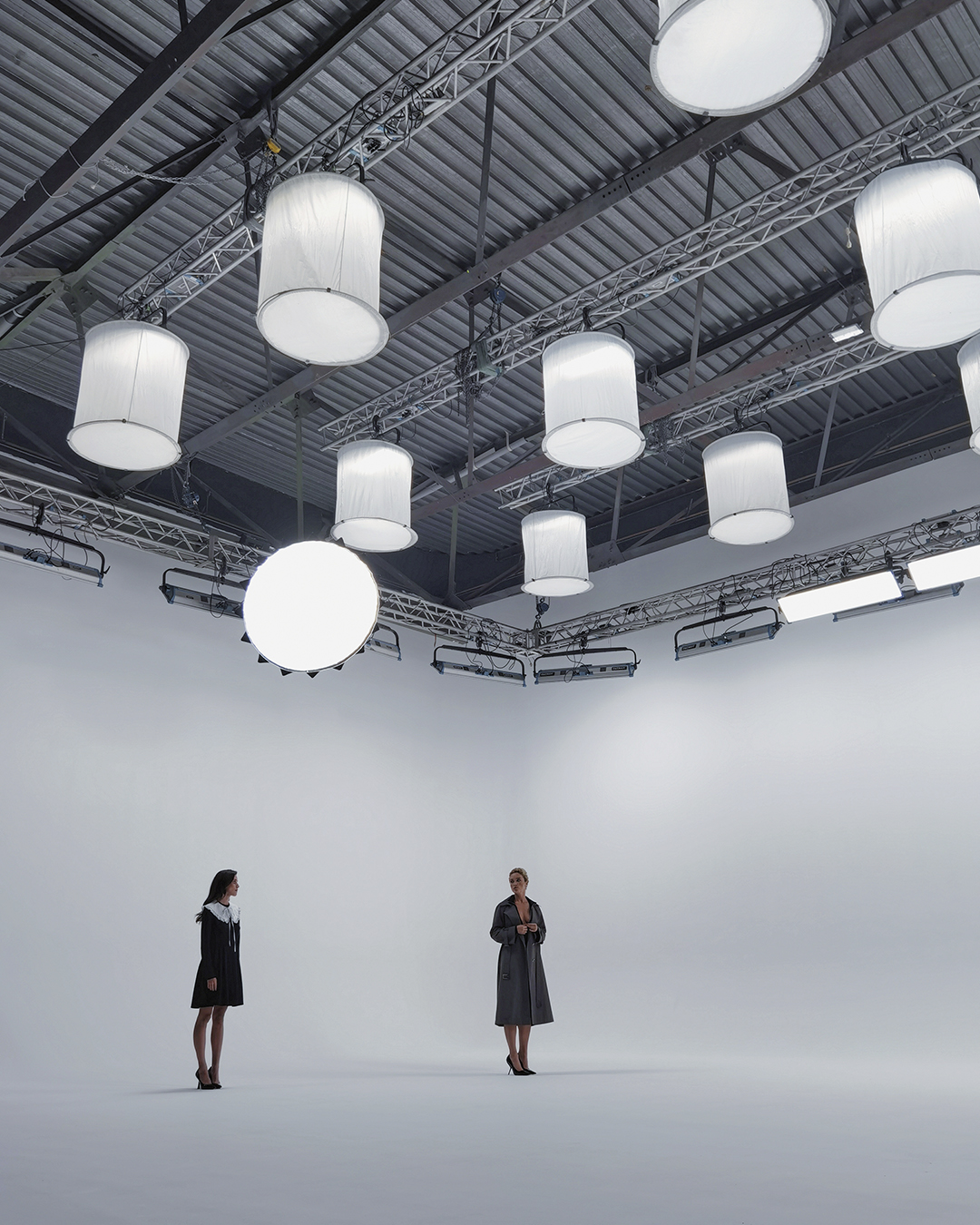 найбільший-знімальний-павільйон-для-брендів-одягу-для-зйомок-великих-декорацій-оренда-білої-циклорами-Київ