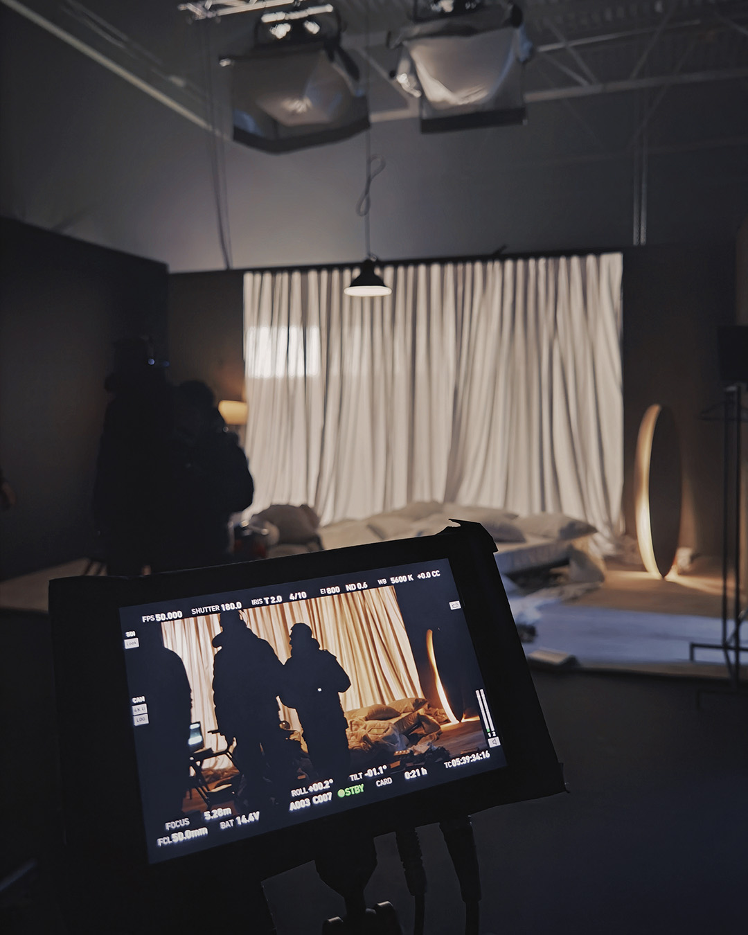 Знімальний майданчик з великими декораціями для MELOVIN та SWOIIA в чорному павільйоні SP Studio Вишневе