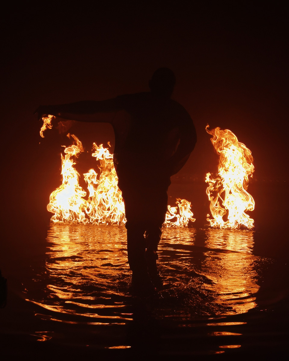 зйомка-з-вогнем-та-водою-Київ-мокра-підлога-в-студії-вогнева-гармата-полум'я-на-зйомці