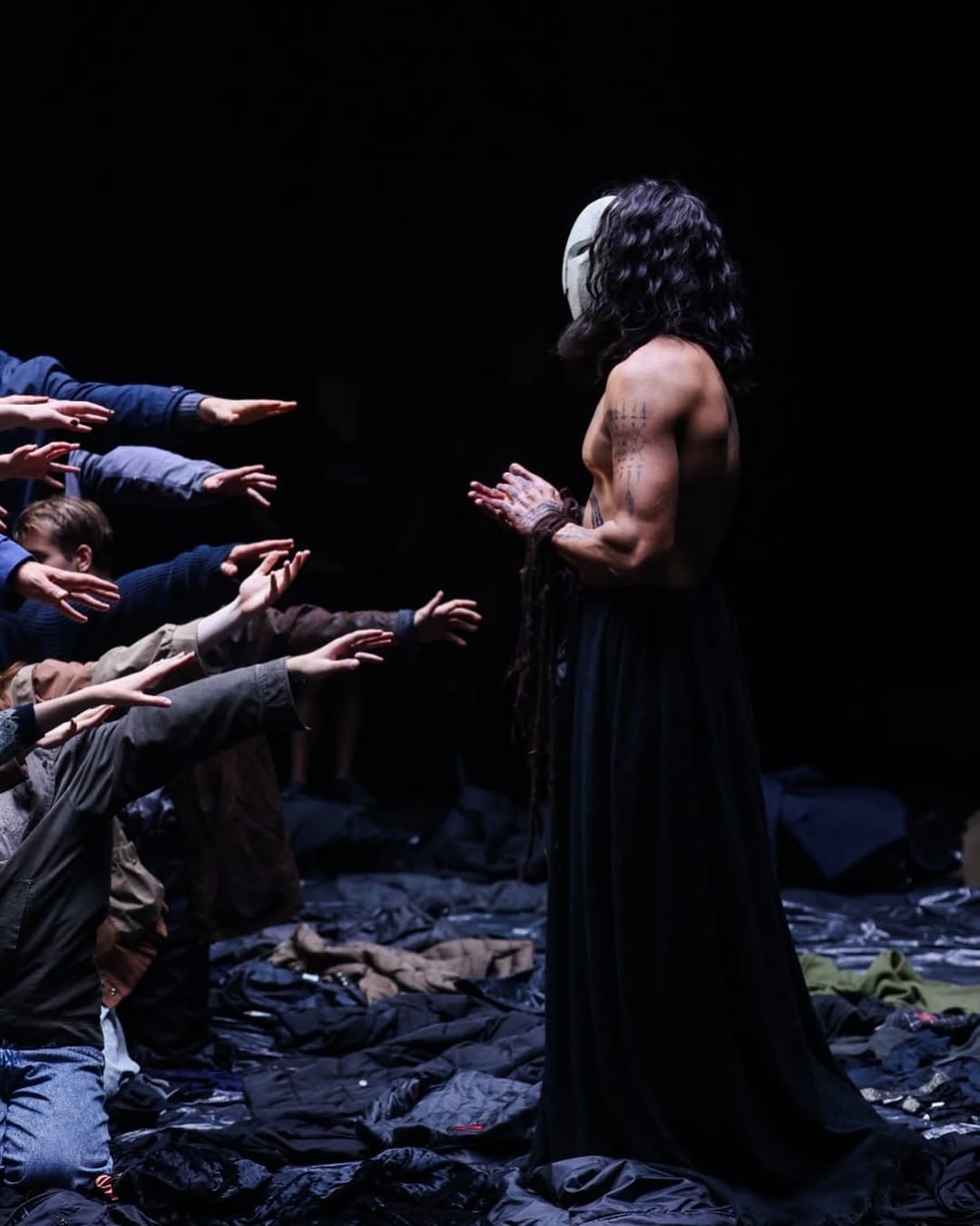 Список-знімальної-команди-хто-створював-кліп-Степлер-в-чорній-студії-для-Харфанг-в-Києві