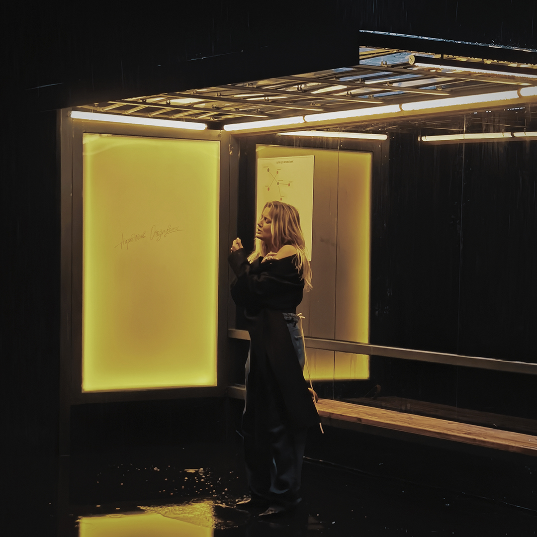 KOLA у кліпі Міліметр: Rain Effect у чорному павільйоні