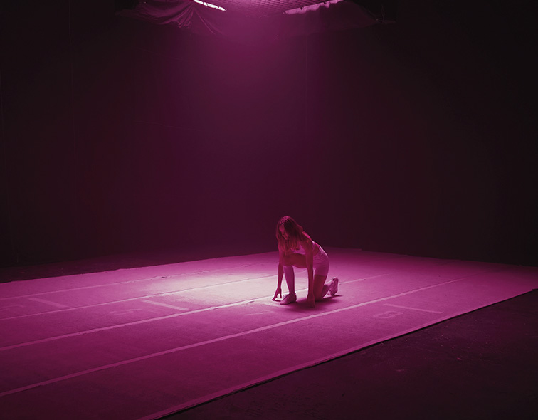 Рожева бігова доріжка з фактурним покриттям забудова від MATERIA