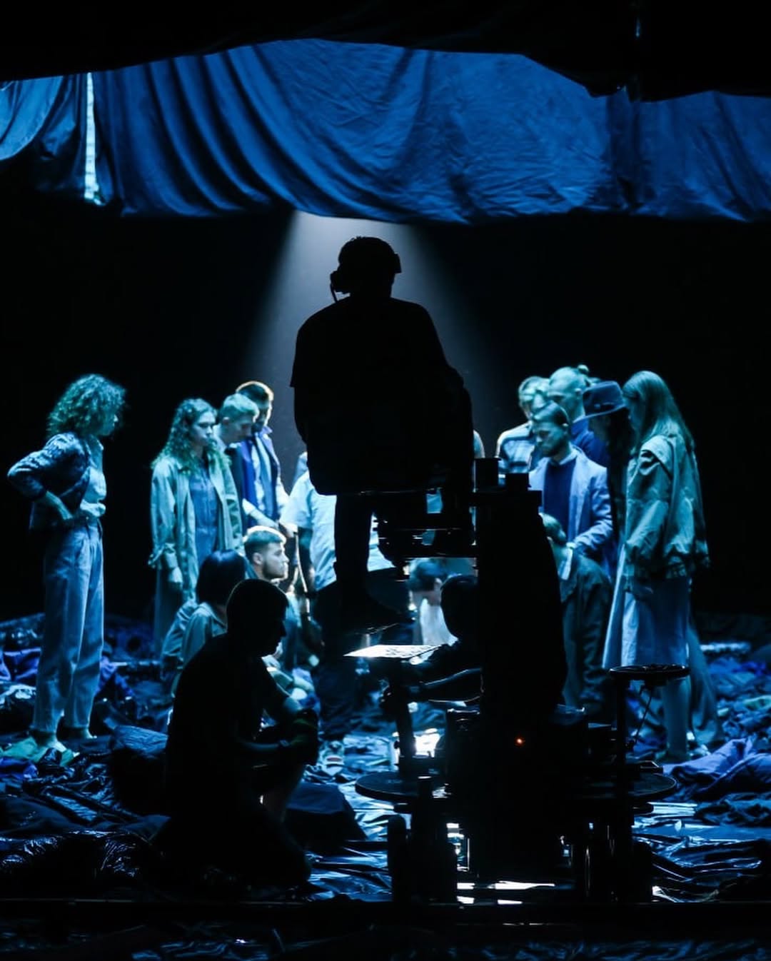 Зйомка-кліпу-в-чорному-павільйоні-Київ-оренда-чорної-студії-для-зйомок-кліпа