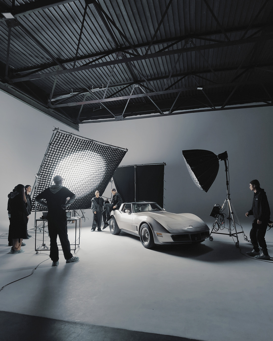 Car-Photography-Expert-Chevrolet-Corvette-Зйомка-на-великій-білій-циклорамі-оренда-студії-з-білою-циклорамою-ARRI-SkyPanel-S60-C-Background-Wash-for-Infinite-White-Effect