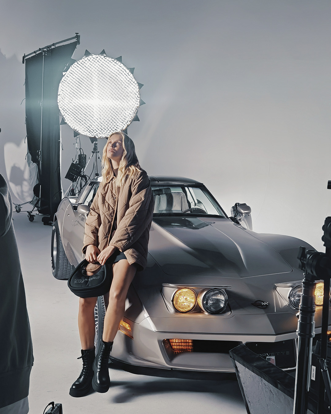 Автомобільна-фото-зйомка-в-студії-з-білою-циклорамою-Київ-Walker-Fashion-Campaign-Chevrolet-Corvette-C3-1975-Studio-Case