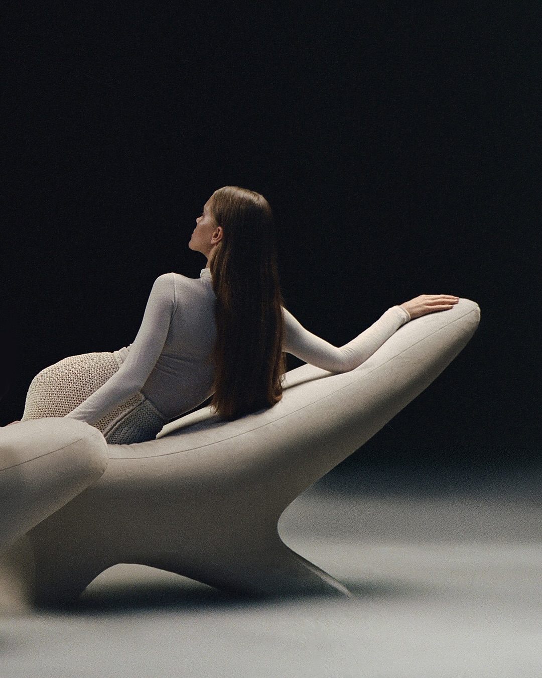 Фото-зйомка-з-меблями-та-моделями-на-чорній-циклорамі-Київ