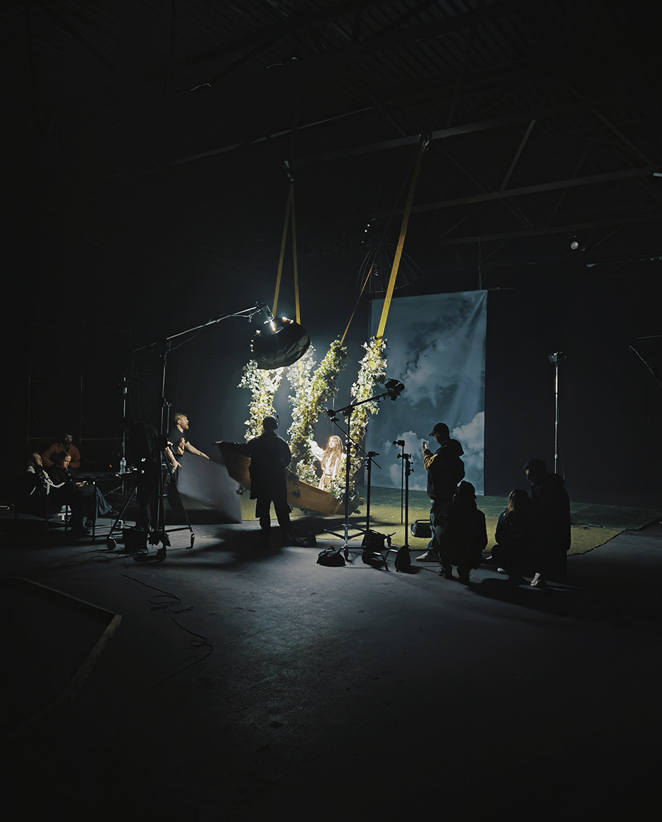 Професійне кіносвітло та підвісні декорації у відео Jerry Heil