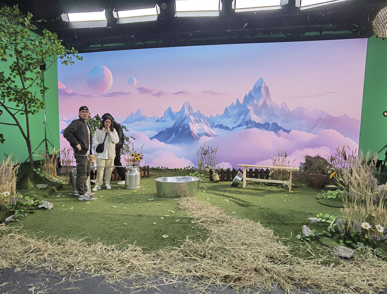 Бекстейдж зйомок MOLOKO: робота операторського крана у чорному павільйоні