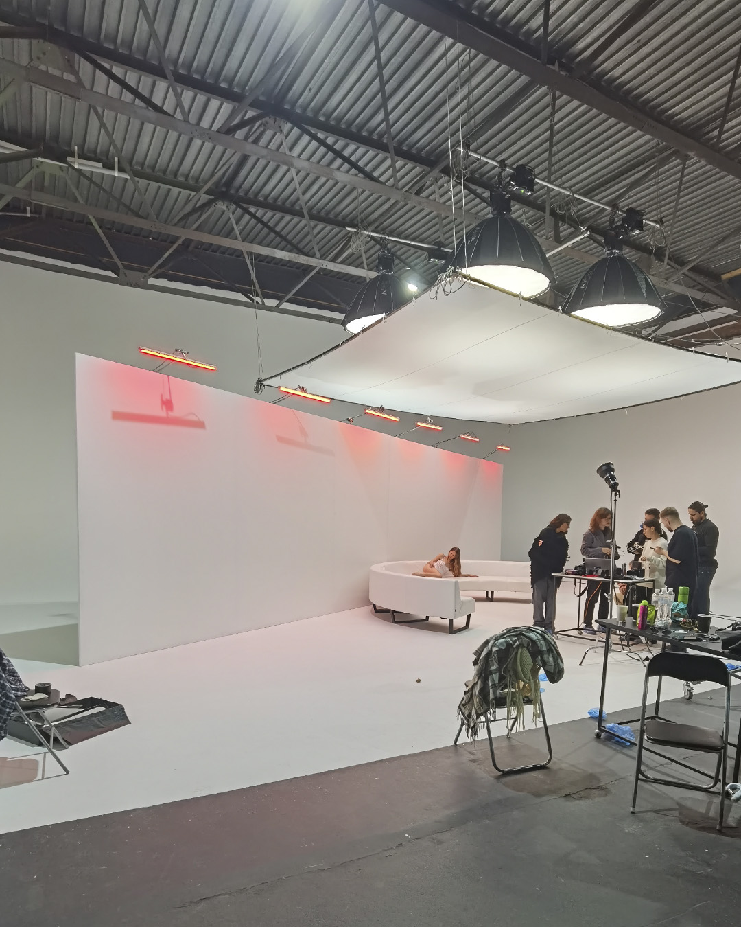 КАТІМО-Зйомка-на-великій-білій-циклорамі-FW-24-Aputure-600d-Pro-1200d-Pro-оренда-студії-з-білою-циклорамою-Leggings-Katimo-Stage-3-SP-Studio-Aggression-vs-Tenderness-Fashion-Concept