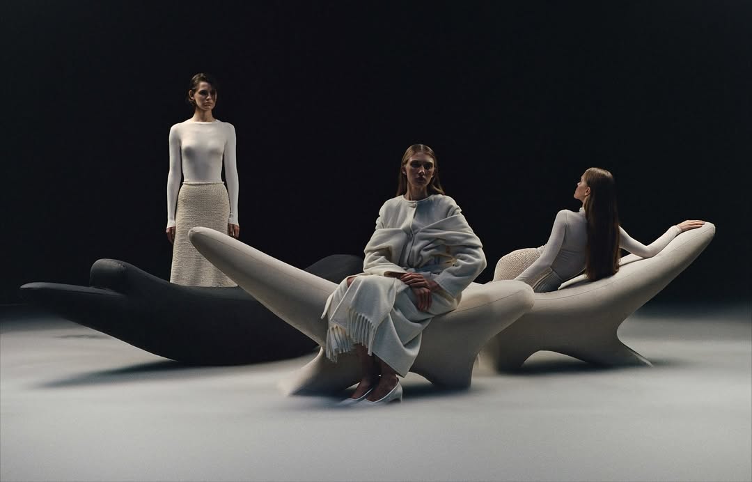 ZEMNA-Sculptural-Design-Object-Human-Body-Interaction-Stage-1-Black-Studio