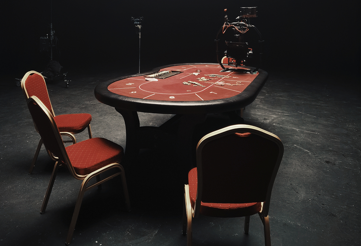 Покерний стіл у великому чорному павільйоні SP Studio: нуарна естетика