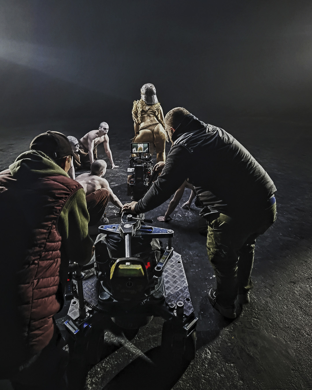 Бекстейдж-зйомки-кліпа-Slippyinc-SFX-грим-Yaroslav-Fedorenko-DOP-зйомка-кліпа-на-чорній-циклорамі-оренда-студії-для-зйомок