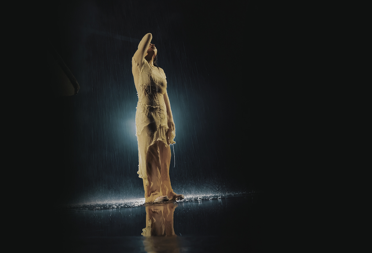 Штучний дощ у павільйоні STAGE 1 Black для музичного відео