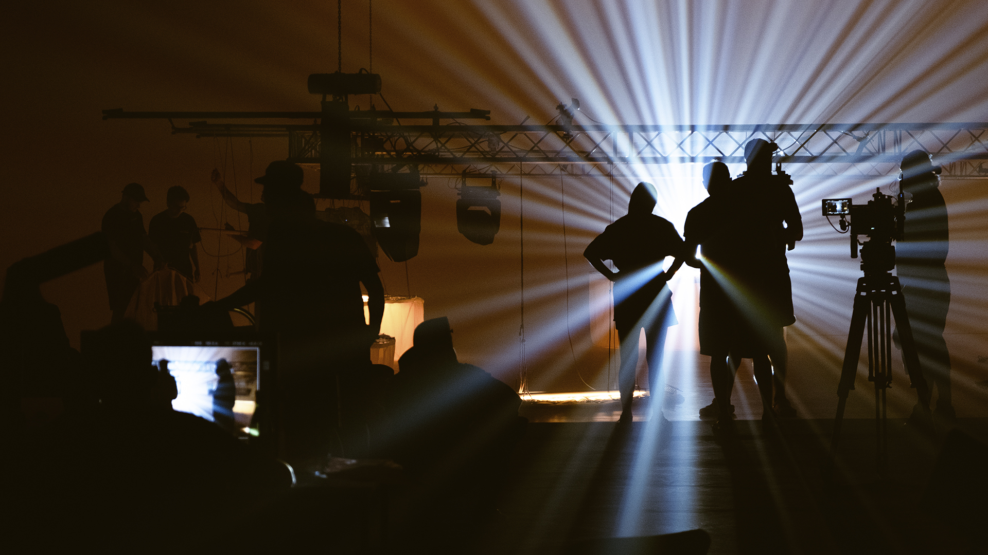 Образ у золотій вуалі — фронтальне світло Fresnel 5k, камера ARRI Alexa Mini LF з Master Prime 35mm, павільйон Darkness SP Studio