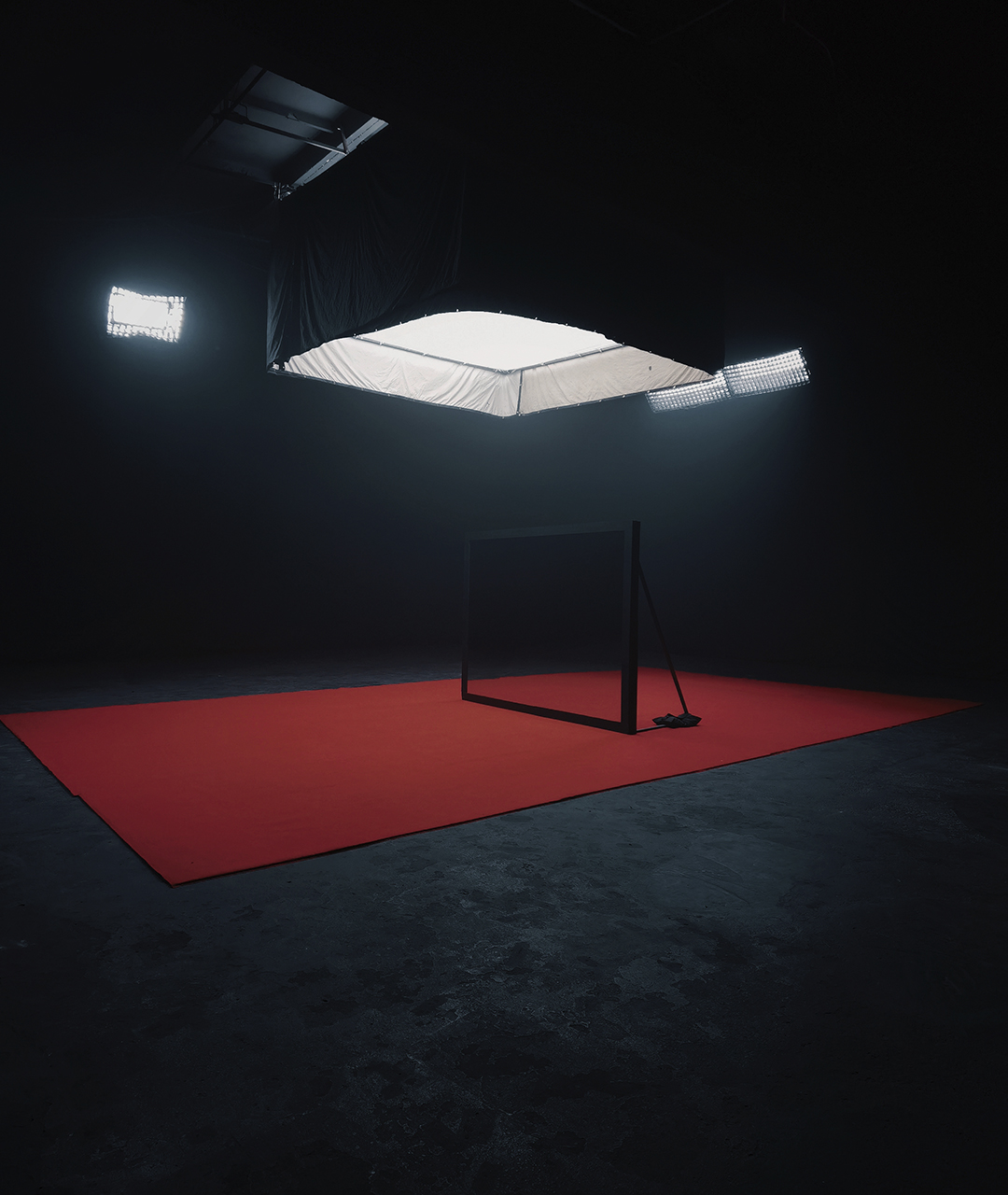 Оренда великого дзеркала 2х3м для зйомок кліпів та реклами | SP Studio