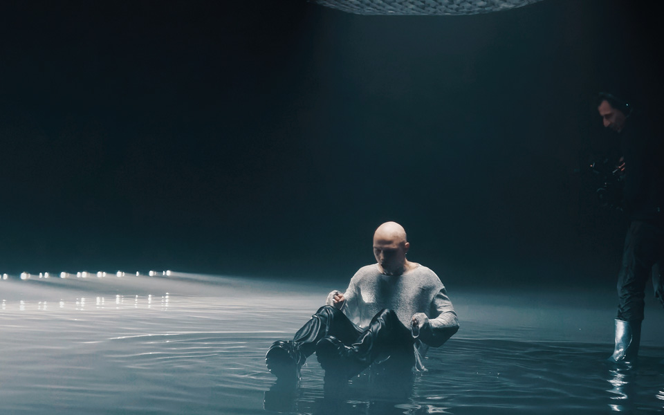 Великий-басейн-з-водою-зйомка-кліпу-для-U_C-чорний-павільйон-кіносвітло-для-зйомки-студія-для-фотозйомки