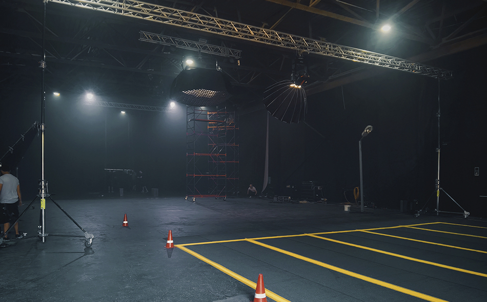 локація-нічна-парковка-в-павільйоні-з-асфальтовим-покриттям-та-вуличним-світлом-атомобільна-зйомка-в-студії