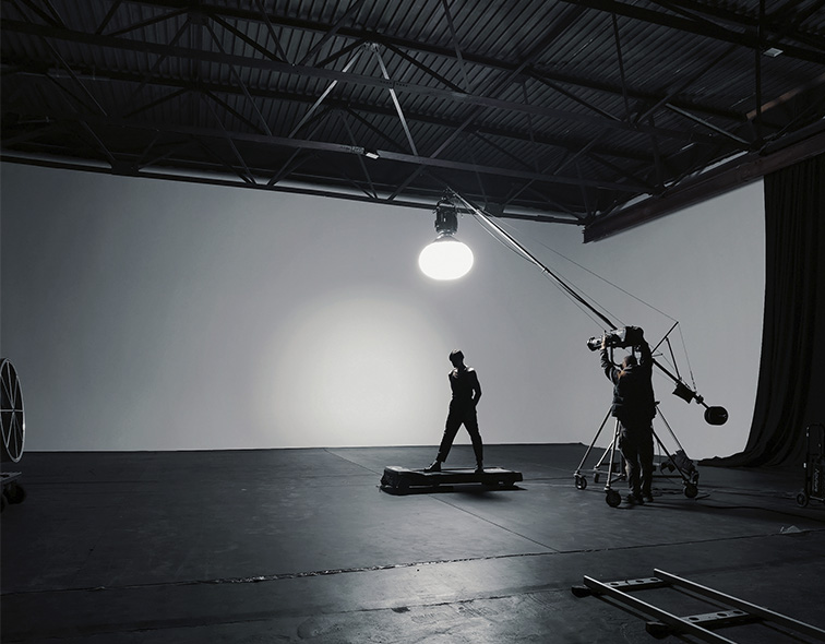 Зйомка-реклами-на-білій-циклорамі-Анатолій Сачівко-актор--режисер-Інді-Хайт-ARRI-SkyPanel-S60-оренда-Київ