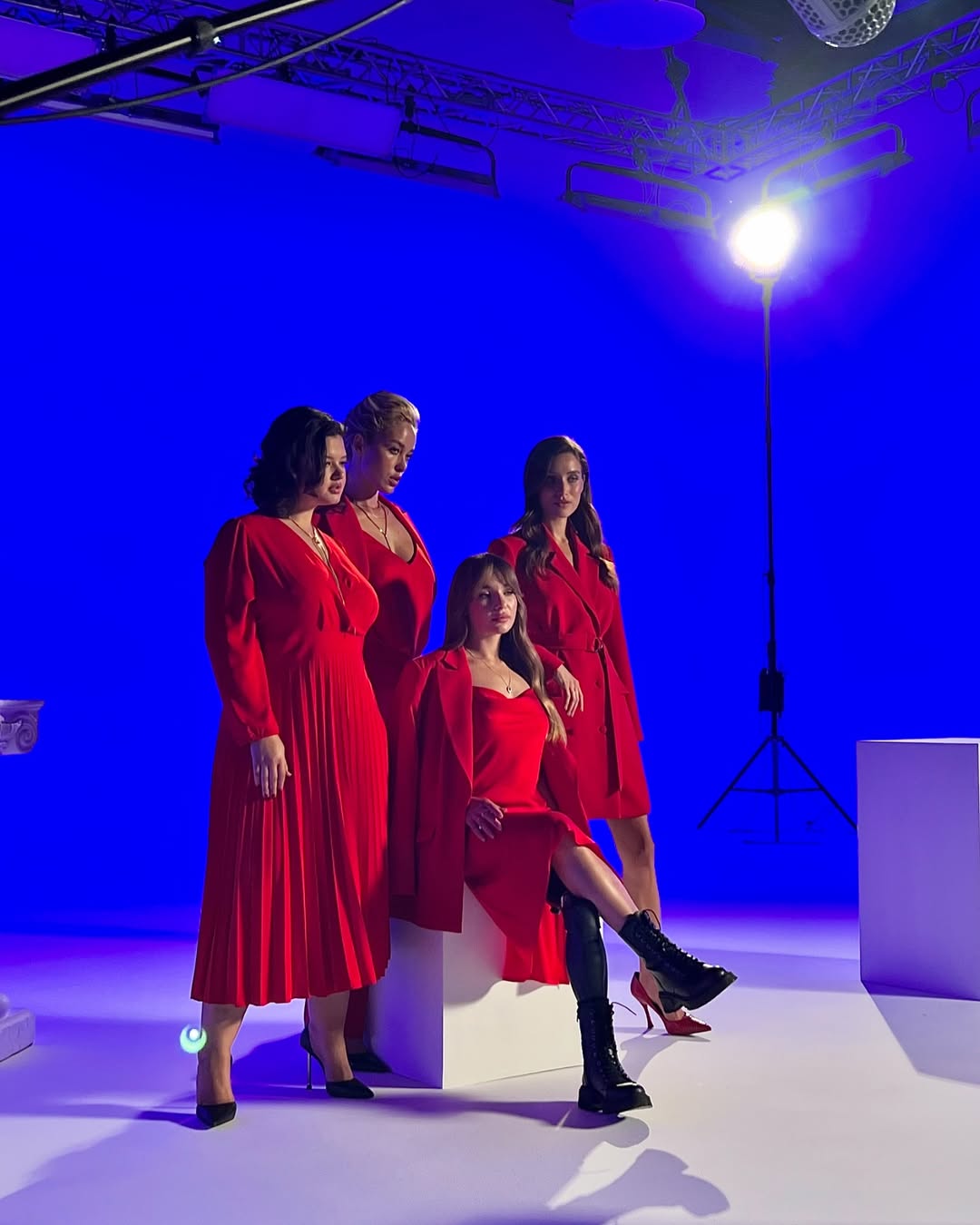 біла циклорама 12х18х12 для групових зйомок