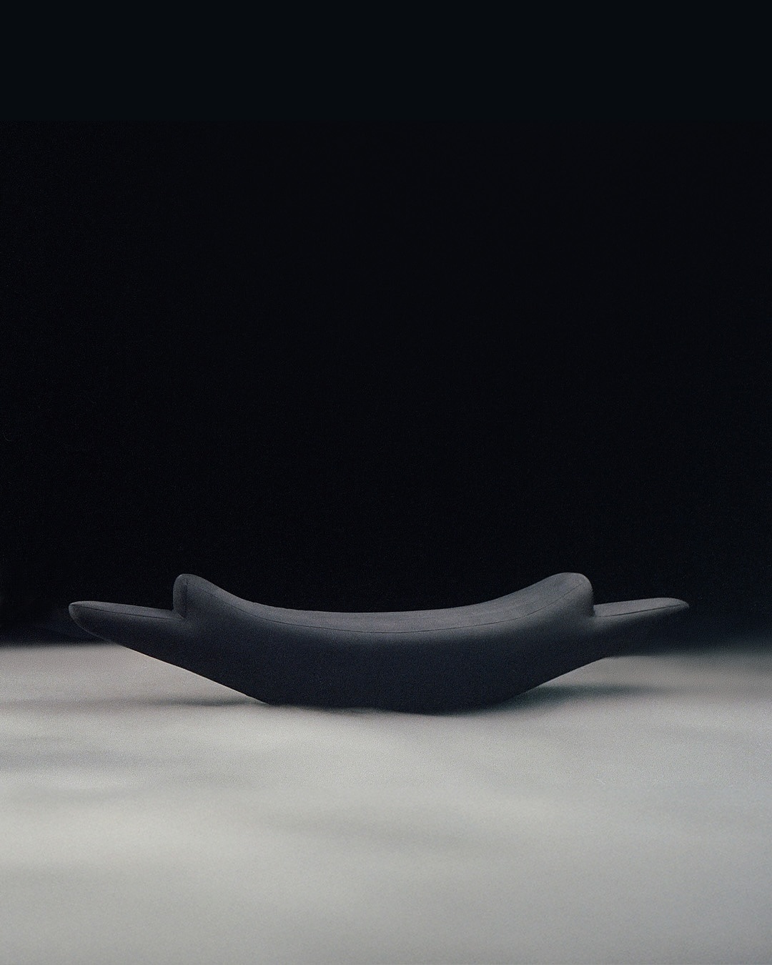 фотозйомка-бренду-в-чорній-студії-фотограф-Валерія-Леванова-важкий-дим-оренда-чорної-циклорами-Київ