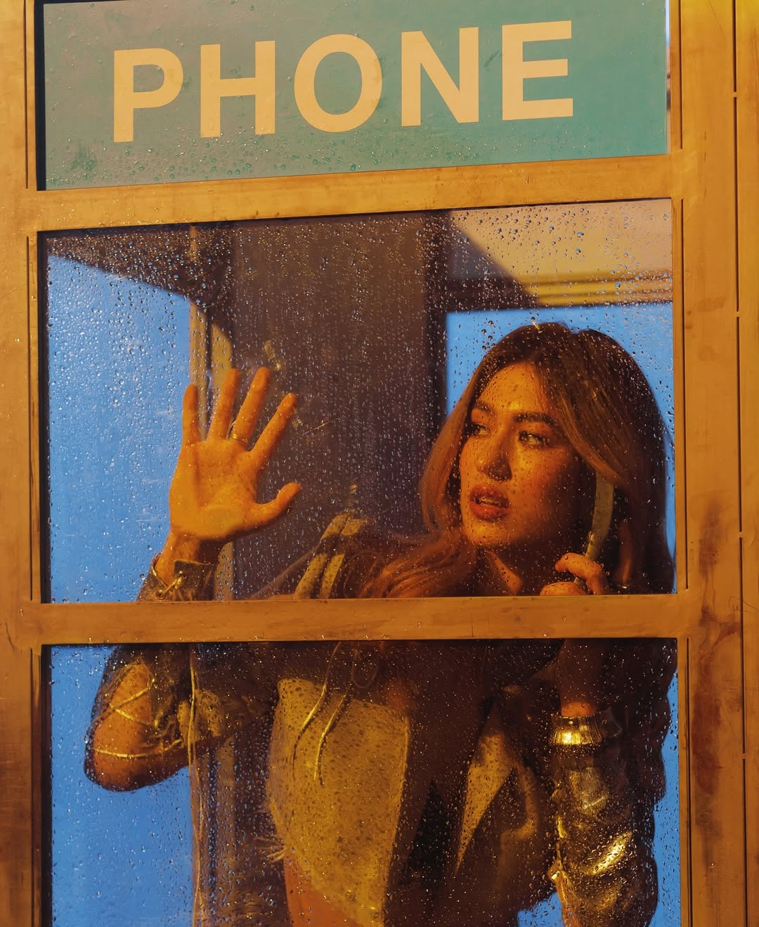 УЛЯНА-ШУБА-зйомка-кліпу-з-авто-та-великою-білою-циклорамою-автомобільна-зйомка-на-білій-циклорамі-Київ