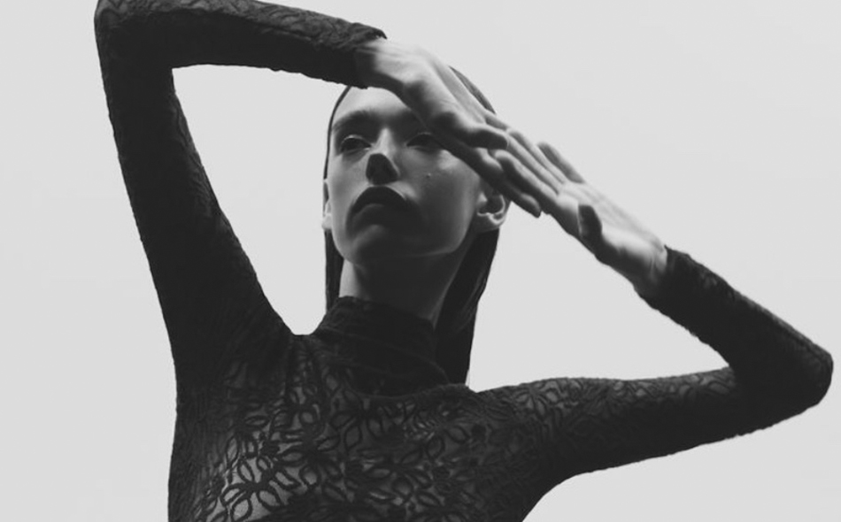 Чорна студія для зйомок авто та мото: дзеркальні відблиски на підлозі