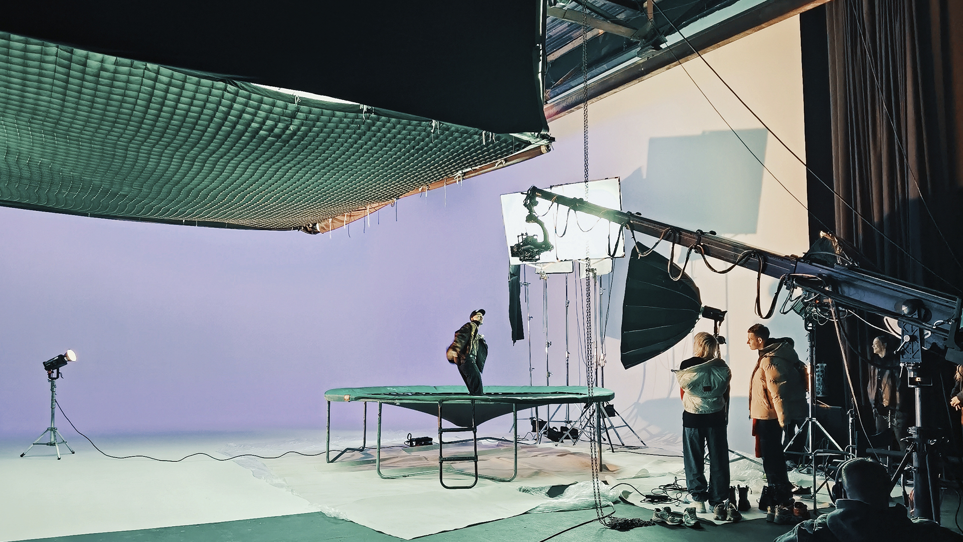 Фінальний кадр реклами HUGO — чистий білий простір і рух