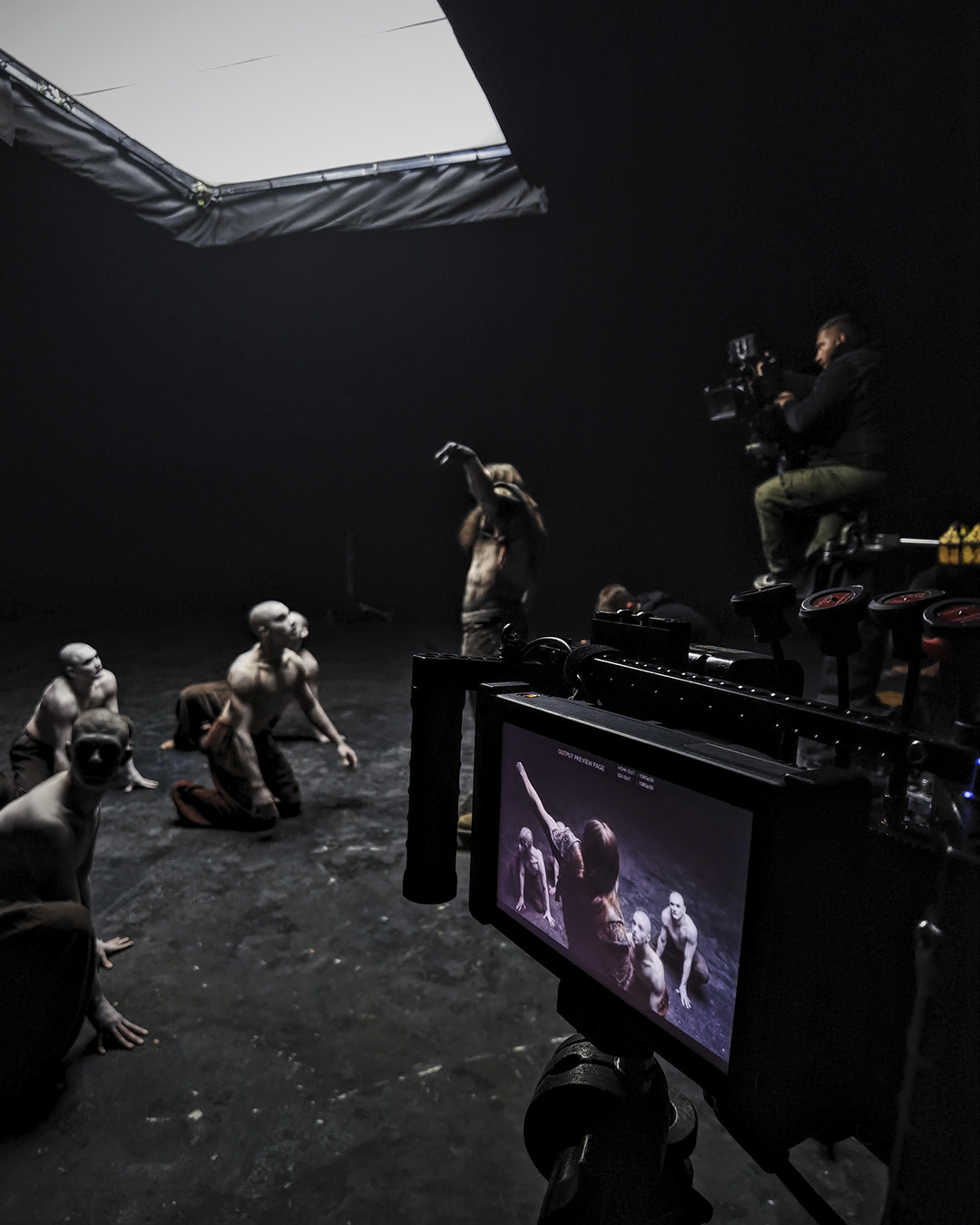 Як-знімали-кліп-HELL:ON-Тементій-Пронов-режисер-зйомка-в-чорній-студії-Київ-Slippyinc